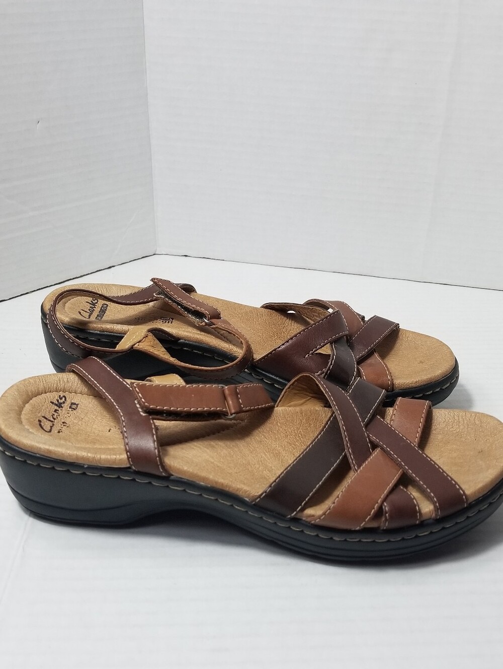 CLARKS COLLECTION WOMEN'S BROWN CROSSOVER SANDALS SIZE 9